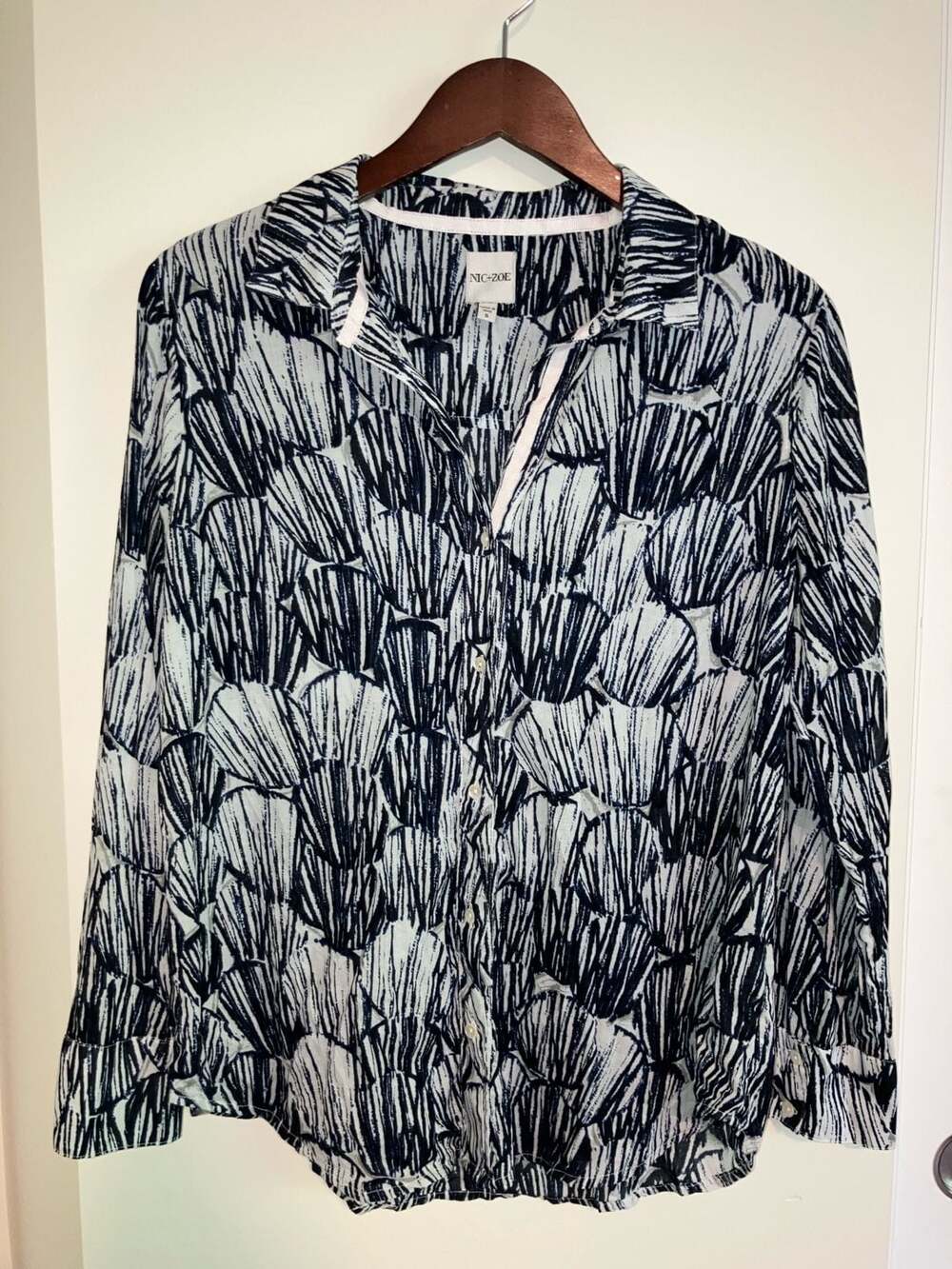 NIC+ZOE Women's Button Down Shirt Size S Blue White Abstract Print